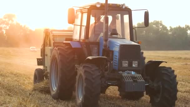 modrý traktor pracující na zemědělském poli - Záběry, video