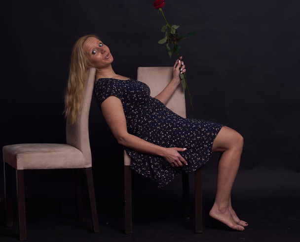 Fotosession im Studio. Weiße Frau mit einem Buch und einer Rose. Kühl - Foto, Bild