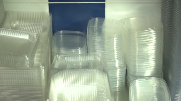 чистые пустые пластиковые коробки закрыть много прозрачных пластиковых хранения - Кадры, видео
