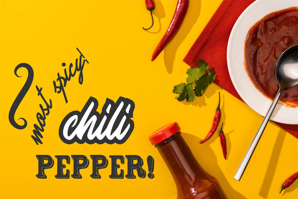 Top näkymä tomaattikastiketta ja korianteri lähellä chili-pippuria ja mausteinen kirjoitus keltainen  - Valokuva, kuva