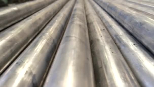 灰色の金属パイプエンジニアリングに使用されるステンレス鋼のテクスチャ金属 - 映像、動画