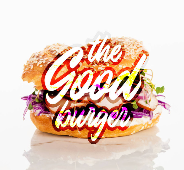 bagel fresco com carne, cebola vermelha, queijo creme, brotos perto do bom hambúrguer com letras no fundo branco
 - Foto, Imagem