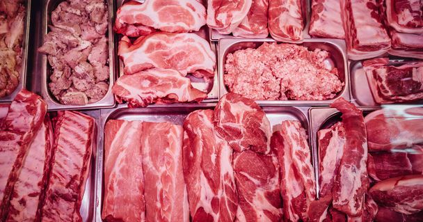Un comptoir rempli de divers produits de viande - Photo, image