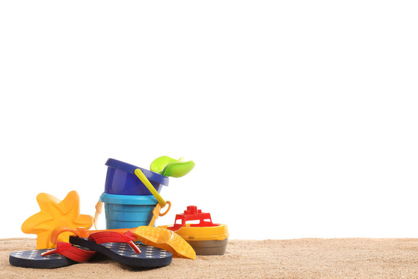 Conjunto de accesorios de playa para niños sobre arena sobre fondo blanco - Foto, Imagen