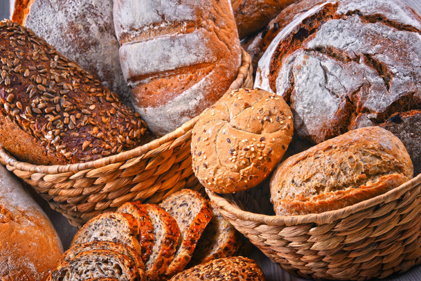 Koostumus erilaisia leipomotuotteet paju kori - Valokuva, kuva