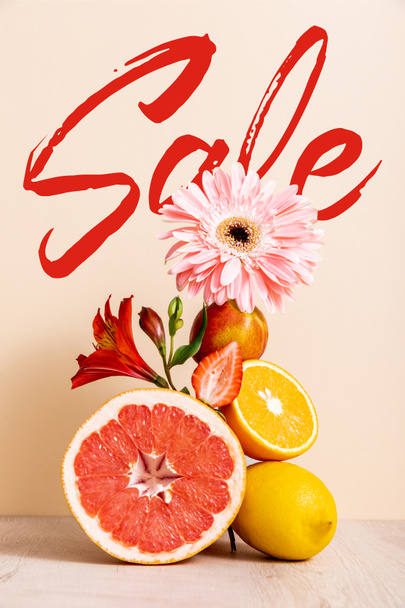 kukka- ja hedelmäkoostumus sitrushedelmillä, mansikoilla ja persikalla lähellä myyntiä kirjaimet beige tausta - Valokuva, kuva