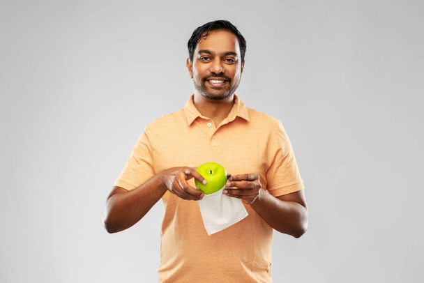 indian man with apple and reusable canvas bag - Foto, immagini