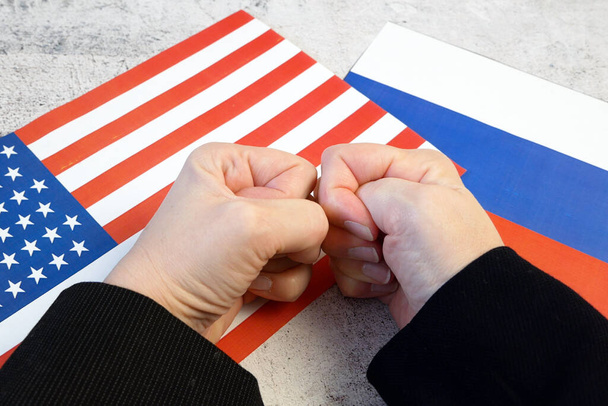 Venäjän federaatio & USA - erimielisyyttä, Venäjä ja USA liput. Yhdysvaltojen ja Yhdysvaltojen väliset suhteet. Kauppasopimuksen käsite - Valokuva, kuva