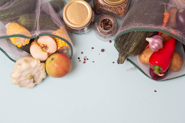warzywa, owoce i zboża w eko-torbie na niebieskim tle i miejsce dla Texu - Zdjęcie, obraz