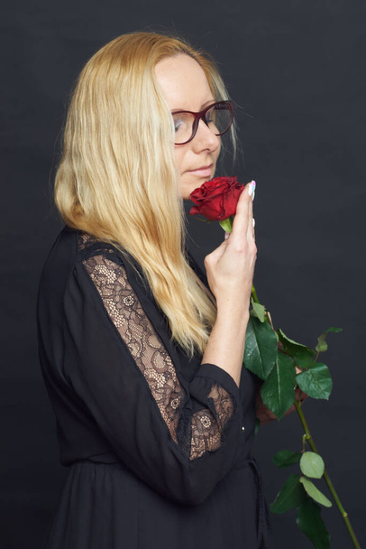 Sessione fotografica in studio. Donna bianca con un libro e una rosa. Figo. - Foto, immagini