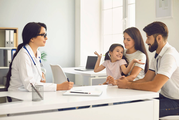 Famiglia felice a una consultazione medica con un medico in una clinica. - Foto, immagini