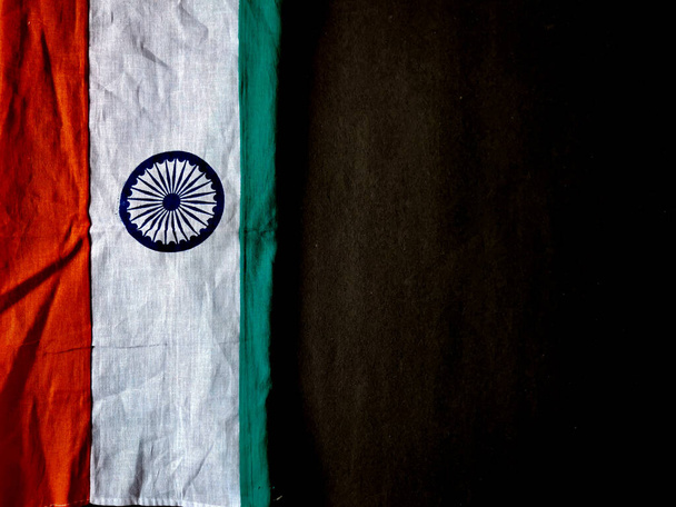 Indische Flagge isoliert auf schwarzem Hintergrund. Glücklicher Unabhängigkeitstag Indien. Kopierraum. - Foto, Bild