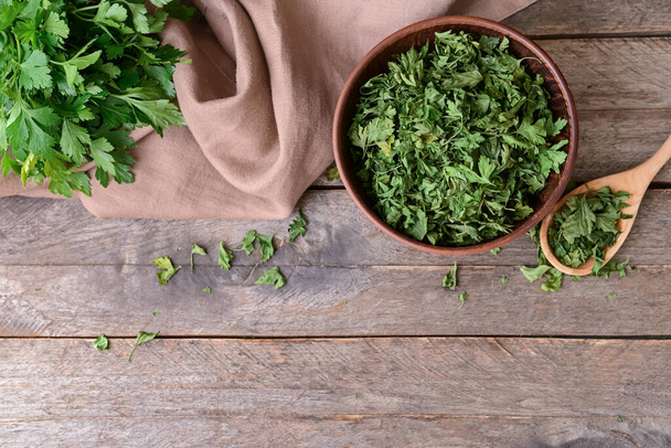 Bowl with dry and fresh parsley on table - Zdjęcie, obraz