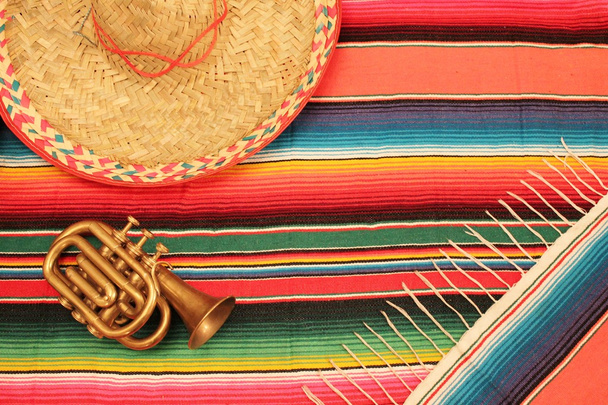 Mariachi Fiesta Poncho Teppich in hellen Farben mit Sombrero Cinco de Mayo Hintergrund mit Kopierraum - Foto, Bild