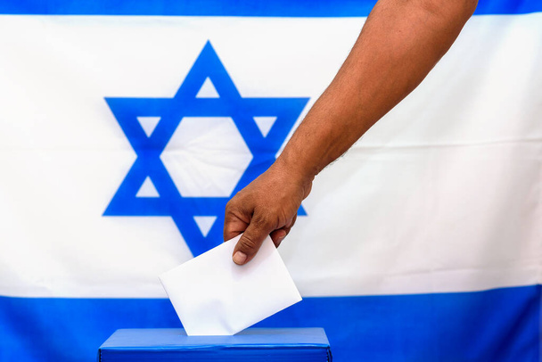 İsrailli adam seçim günü oy sandığına oy kullanıyor. - Fotoğraf, Görsel