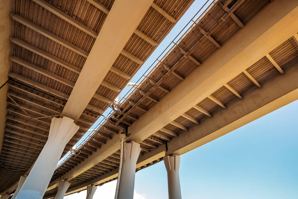 Металеві конструкції під мостом, деталі західного високошвидкісного діаметра в Санкт-Петербурзі. - Фото, зображення