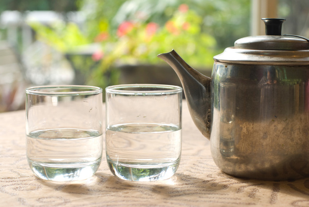 Две чашки стекла и стальной чайник
 - Фото, изображение