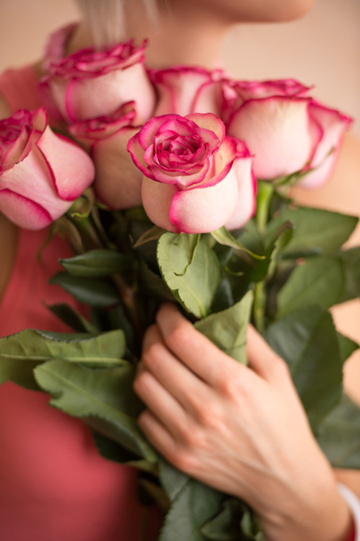 Woman with bouquet of pink roses - Foto, Bild