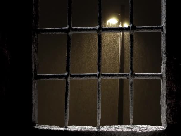 Lampione attraverso la finestra della prigione
 - Filmati, video