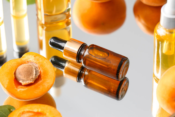 Bouteille d'huile essentielle d'abricot sur plateau - Photo, image