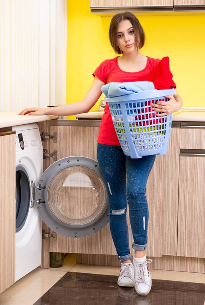 Женщина стирает дома - Фото, изображение