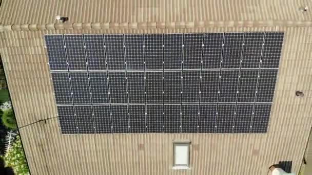 Paneles solares en el techo, aéreo - Imágenes, Vídeo