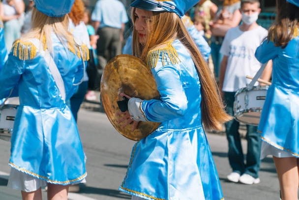 Ternopil, Ukraine July 31, 2020: Street performance of festive march of drummers girls in blue costumes on city street - Foto, Imagem
