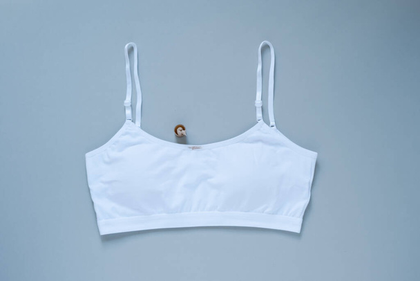 Tonaalinen tahra valkoisissa rintaliiveissä. Laadukas kuva - Valokuva, kuva
