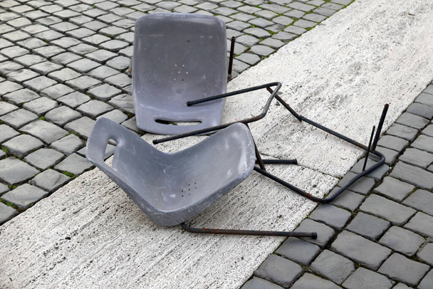 fogalmi kép két törött székről - Fotó, kép