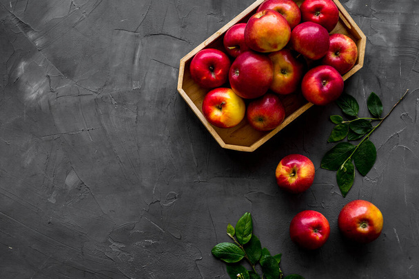 Apples background on kitchen desk - top view - Valokuva, kuva