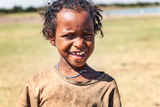 Озеро Кока, Ефіопія - 20 лютого 2015: Зблизька картина дівчинки в сільській місцевості Ефіопії. Знімок було зроблено, коли ми прибули до табору на озері Кока.. - Фото, зображення