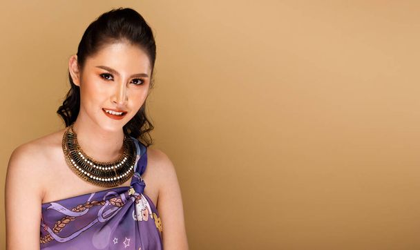 Portrait of Fashion 20s asiatische Frau hat schöne Update Make-up-Artist auf Pinsel und Farbe Lippenstift, er trägt modische Gegenstände, schwarzes Haar Blick in die Kamera über gelb Hintergrund isoliert Kopierraum - Foto, Bild