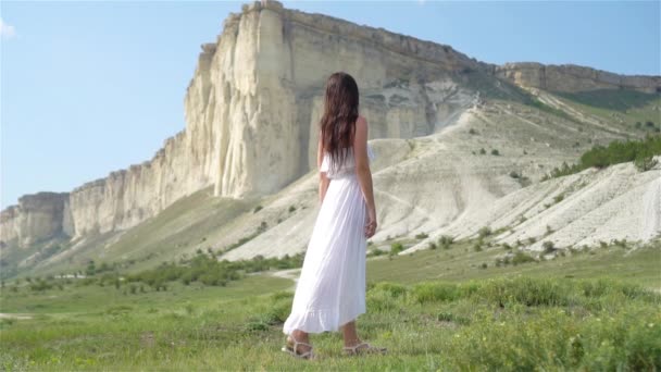 Kobieta na wakacjach na białym tle rock - Materiał filmowy, wideo