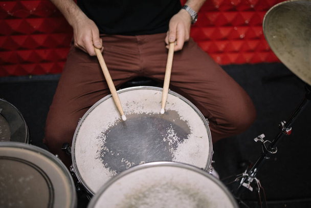 Cropped view of man playing drums in studio - Foto, Bild