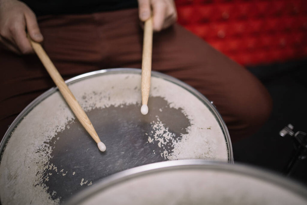 Close-up view of wooden sticks over drum - Foto, imagen