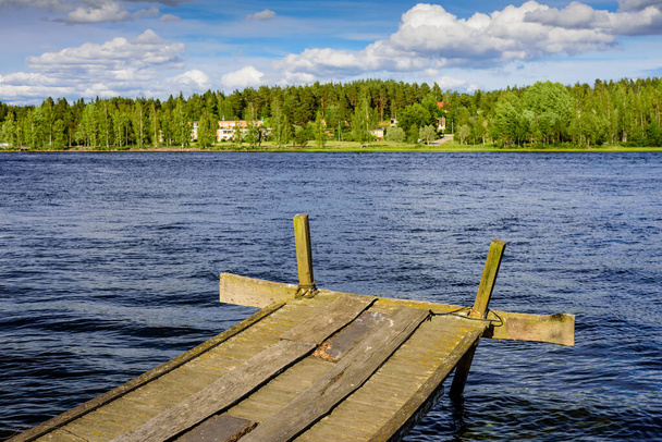 Прекрасный летний пейзаж. Сельская Финляндия. Река Вуокси возле города Иматра. - Фото, изображение