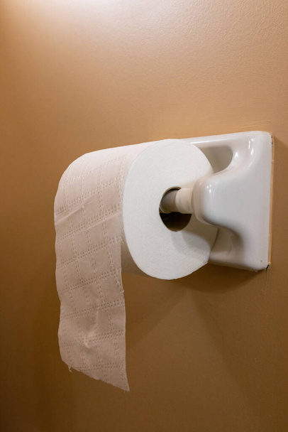 Volledige rol toiletpapier op wandhouder - Foto, afbeelding