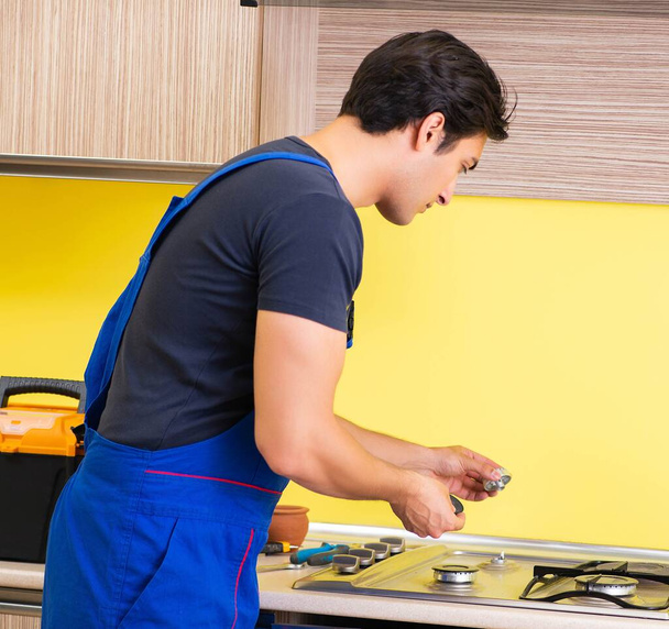 Fiatal szolgáltató vállalkozó összeszerelése konyhabútor - Fotó, kép