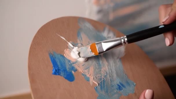 Artista Fmale dibuja cuadro abstracto, colores pastel pintura acrílica y paleta - Metraje, vídeo