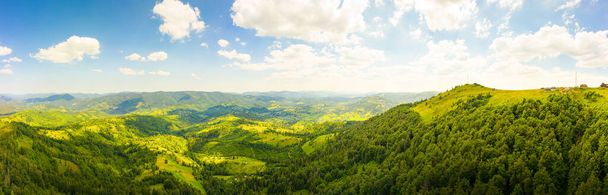 180 graden schilderachtig panoramisch landschap van de natuur in Karpaten, Oekraïne. Prachtige bergen en bossen op hellingen. - Foto, afbeelding