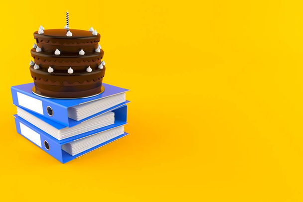 Gâteau d'anniversaire avec reliures isolées sur fond orange. Illustration 3d - Photo, image