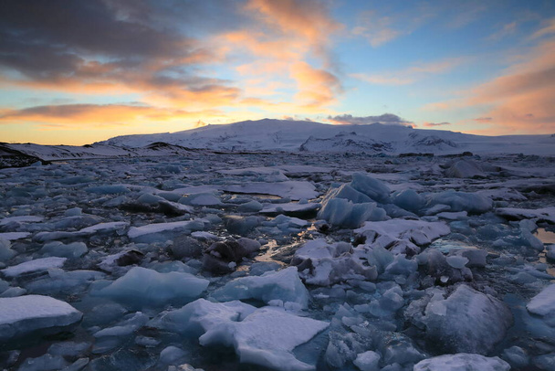 Auringonlasku Jokulsarlonin jäätiköllä, Islanti - Valokuva, kuva