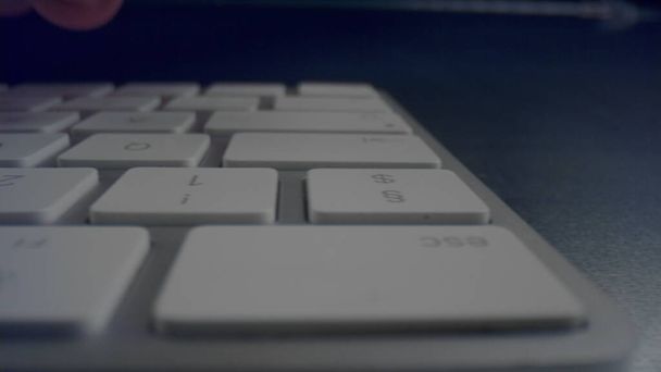 Рука людини друкує текст на клавіатурі комп'ютера. Особа, яка натискає кнопки на клавіатурі
 - Фото, зображення