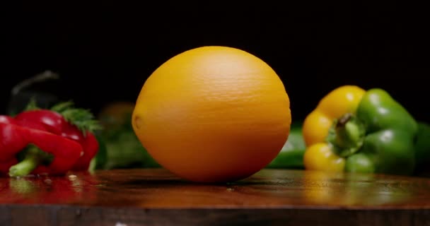 Meyve salatası pişirmek için hazırlanmış kesme tahtasının üzerinde turuncu dönüyor.. - Video, Çekim