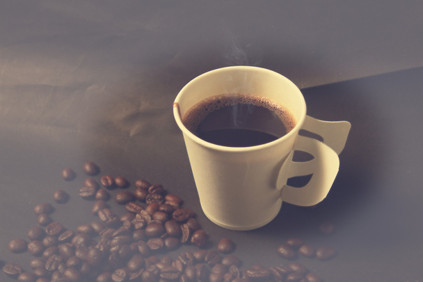Паровий паперовий кавовий стаканчик і квасоля в вінтажному стилі
 - Фото, зображення