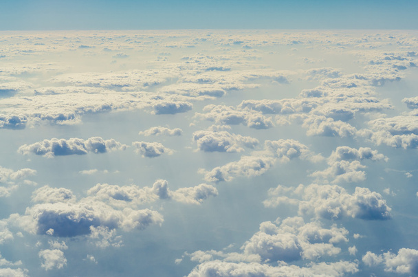 μπλε του ουρανού με σύννεφα, τα ανώτερα στρώματα της ατμόσφαιρας. - Φωτογραφία, εικόνα