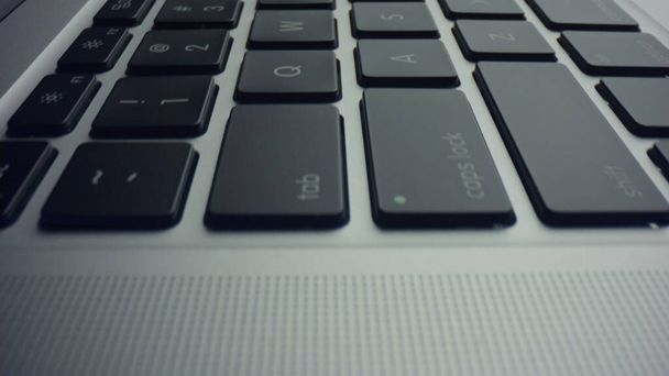 Tastiera sul computer portatile. Dolly colpo di computer portatile grigio con chiavi nere
 - Foto, immagini