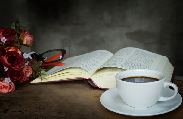 Ainda a xícara de vida de café, rosas e livro na velha mesa de madeira
 - Foto, Imagem
