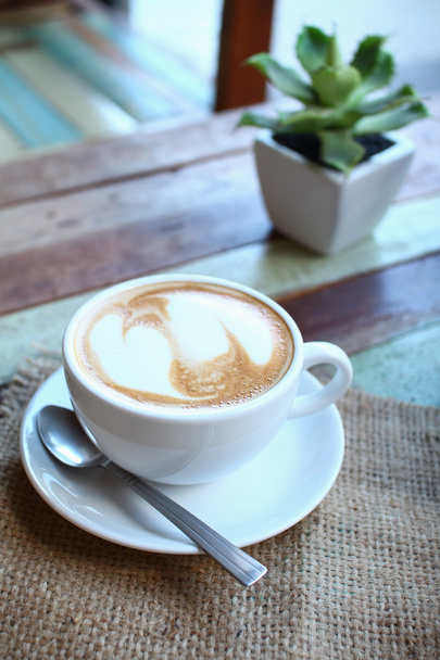 Corazones latte arte taza de café en mesa de madera grunge
 - Foto, Imagen