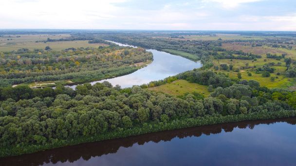 Desna-joki on peräisin Venäjältä ja virtaa Dnepr lähellä Kiovan. - Valokuva, kuva